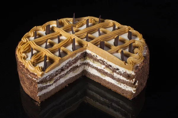 Morceau Gâteau Chocolat Avec Crème Blanche Sur Fond Noir — Photo