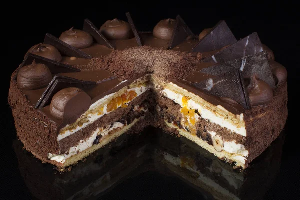 Morceau Gâteau Chocolat Avec Crème Blanche Sur Fond Noir — Photo