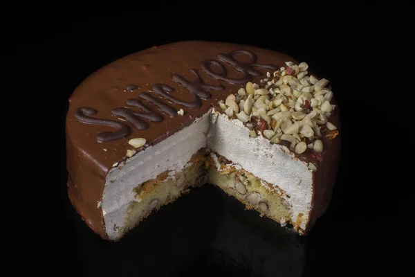 Morceau Gâteau Chocolat Avec Noisette Crème Blanche Sur Fond Noir — Photo