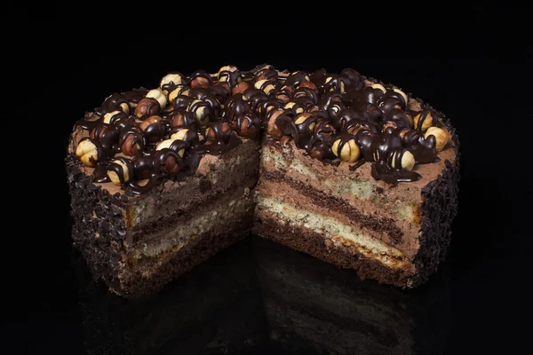 Morceau Gâteau Chocolat Avec Noisette Crème Blanche Sur Fond Noir — Photo