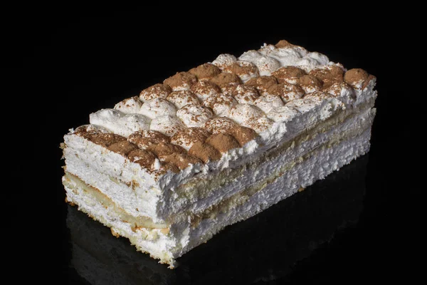 Zbliżenie Kawałek Ciasta Kremem Biały Posypane Kakao — Zdjęcie stockowe