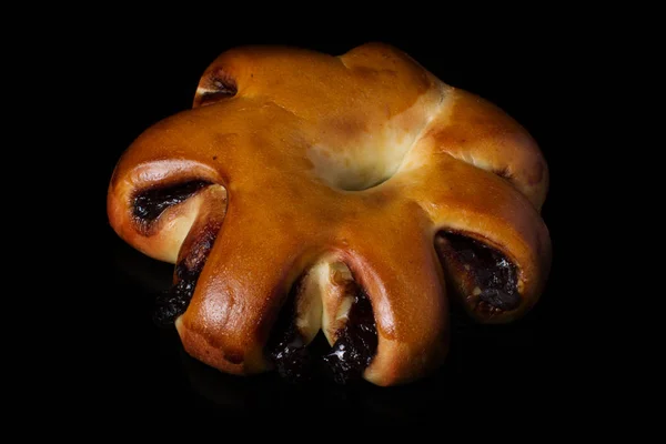 Bun Com Recheio Frutas Fundo Escuro — Fotografia de Stock