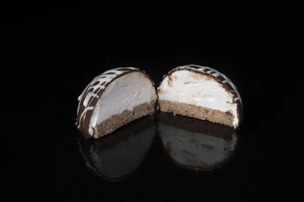 黒地に小さなチョコレート ケーキ ブラウニー — ストック写真