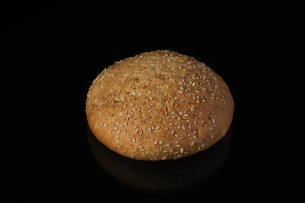 Bröd Med Sesamfrön Mörk Bakgrund — Stockfoto