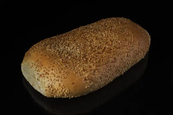 Pão Pão Fatiado Com Sementes Gergelim Fundo Preto Pão — Fotografia de Stock