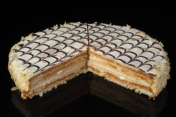 Morceau Gâteau Chocolat Décoré Avec Crème Huile Sur Fond Noir — Photo