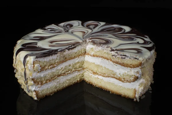 Bit Choklad Tårta Dekorerad Med Olja Grädde Svart Bakgrund — Stockfoto