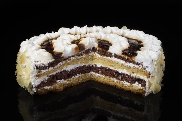 Pedaço Bolo Branco Derramado Com Chocolate Decorado Com Creme Óleo — Fotografia de Stock