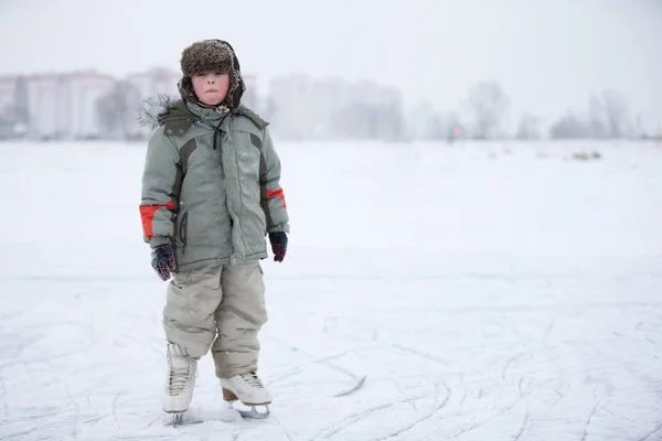 Ребенок Мальчик Коньках Снежном Озере Ездить Велосипеде — стоковое фото