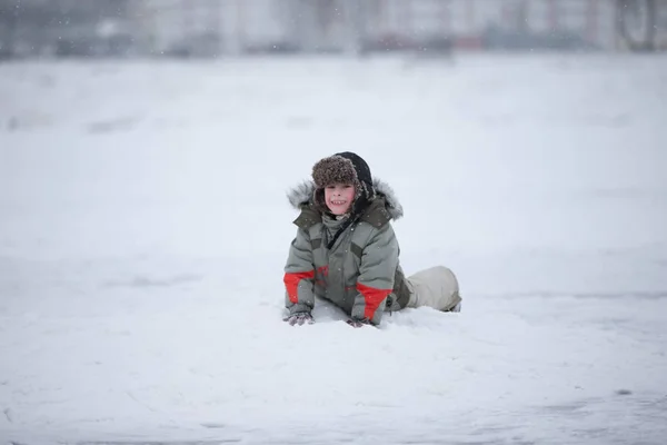 Ребенок Радостно Играет Снегу Мальчик Зимой Меховой Шапке — стоковое фото
