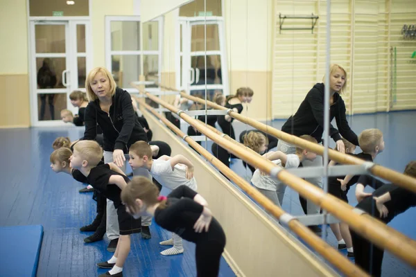 ベラルーシ ゴメリ 2018 子供のサーカス クラブ 体操の最初のグループの訓練 コーチは幼児と振り付けに従事してください — ストック写真