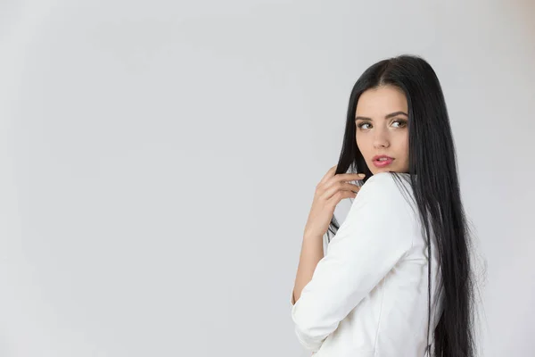 Mooi Meisje Met Lange Zwarte Haren Geïsoleerde Witte Achtergrond — Stockfoto