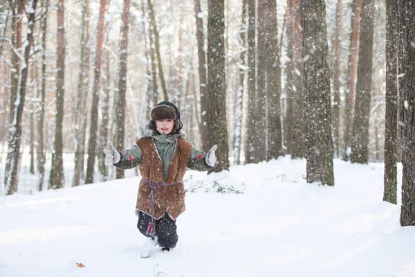 Menino Chapéu Com Chapéu Pele Uma Floresta Inverno — Fotografia de Stock