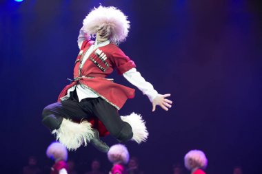 Beyaz Rusya, Gomel, 27 Şubat 2018. Konser salonu. Konuşma ulusal Gürcü bale Sukhishvili.Georgian dansçı bir sıçrama sahne alanı'nda gerçekleştirir.