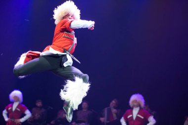 Beyaz Rusya, Gomel, 27 Şubat 2018. Konser salonu. Konuşma ulusal Gürcü bale Sukhishvili.Georgian dansçı bir sıçrama sahne alanı'nda gerçekleştirir.