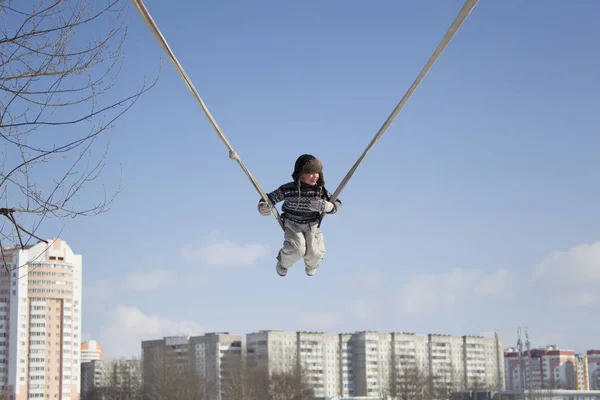 Ребенок Скачет Высоко Качелях Веревки — стоковое фото