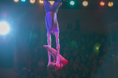Beyaz Rusya, Gomel, 1 Nisan 2018. Gomel Devlet Sirki. Moskova sirk sirk jimnastikçiler bir projektör demeti içinde bir çift Nikulin.Spectacular performansını takım performansını