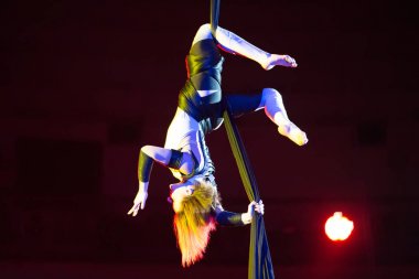 Beyaz Rusya, Gomel, 1 Nisan 2018. Gomel Devlet Sirki. Tuval üzerinde Moskova sirk Nikulin.Acrobat takım performansını. Jimnastikçi sirk aktris