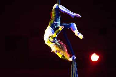 Beyaz Rusya, Gomel, 1 Nisan 2018. Gomel Devlet Sirki. Tuval üzerinde Moskova sirk Nikulin.Acrobat takım performansını. Jimnastikçi sirk aktris
