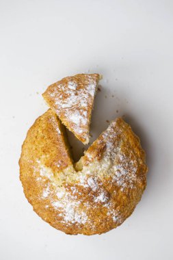 Beyaz arka planda kesilmiş bir parça ile yeni pişmiş kek afişi. Fırın ürünleri.