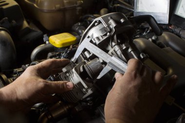 Bir parmak bozuk bir motor pistonunu gösterir