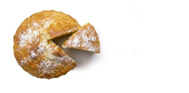 Beyaz arka planda kesilmiş bir parça ile yeni pişmiş kek afişi. Fırın ürünleri.