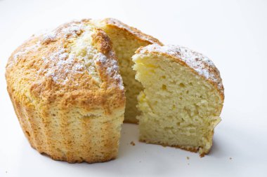 Beyaz arkaplanlı yeni pişmiş bir kekin yan görüntüsü. Fırın ürünleri.