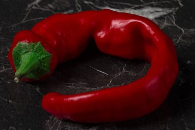 Kırmızı biber koyu arkaplanda kapanıyor.