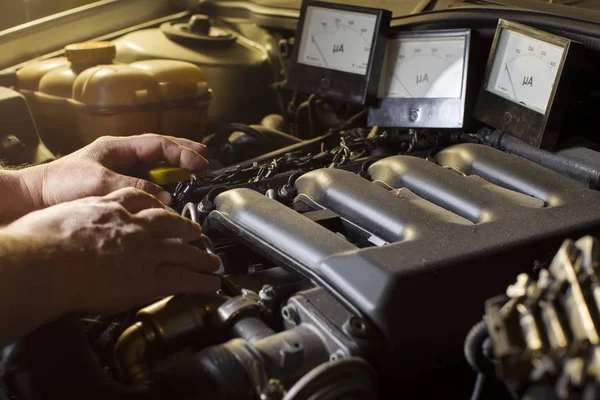 Dedo Indica Pistón Defectuoso Del Motor — Foto de Stock