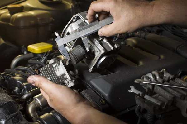 Finger Indicates Faulty Engine Piston — Stock Photo, Image