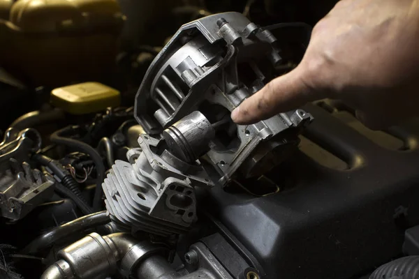 Finger Indicates Faulty Engine Piston — Stock Photo, Image