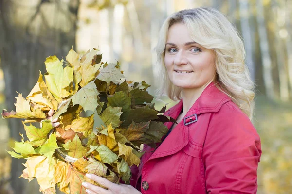 Piękna Kobieta Średnim Wieku Bukietem Liści Klonu Jesiennym Tle — Zdjęcie stockowe