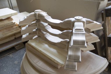 Mobilya Fabrikası. Sandalye imalatı. Oymalı sandalye