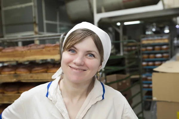 2019年4月25日 ゴミル市ベラルーシ パン屋さん商品を背景にパン屋さん 美しい女性はパン屋の工場で調理します — ストック写真