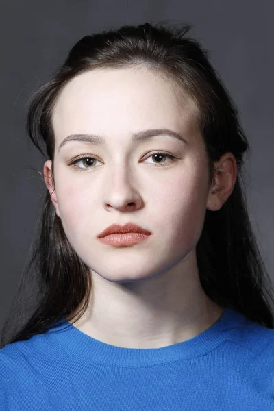 Close Portret Van Een Jong Serieus Meisje — Stockfoto