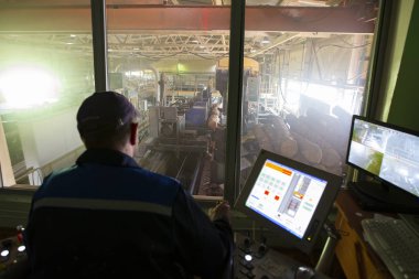 Belarus, Gomil şehri 29 Nisan 2019. Ahşap işleme tesisi. Ahşap işleme endüstrisi. Ağaç kesme dükkanı. Bilgisayardaki işçiler odunları kesmeyi kontrol ediyor.