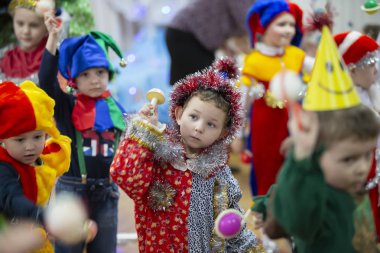 Belorussia, Gomil şehri, 22 Aralık 2018. Bir çocuk yeni yıl tatilinde dans ediyor. Anaokulu öğrencisi karnavalda eğleniyor..