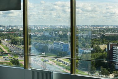 Belarus, Minsk şehri, 12 Ağustos 2016. Merkezi konut binası. Pencereden şehrin manzarası. Ofisten şehrin sokaklarının altyapısı