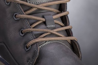 Deri bir botun parçası. Yakın plan. Deri ayakkabı dokusunun bir parçası..