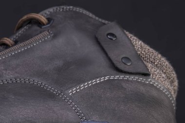 Deri bir botun parçası. Yakın plan. Deri ayakkabı dokusunun bir parçası..