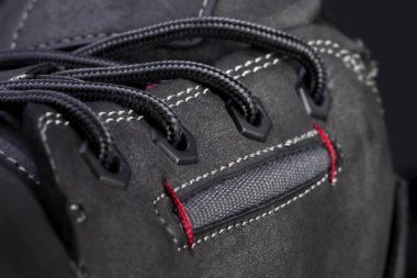 Deri bir botun parçası. Yakın plan. Deri ayakkabı dokusunun bir parçası..