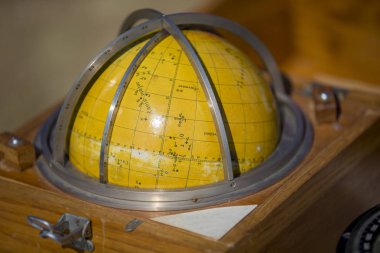 Belarus, Gomil şehri, 14 Eylül 2019. Sokakta tatil. Bir gemi için gökyüzünün antik dünya haritası.