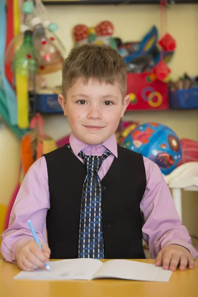 ベラルーシ ゴメル市 2019年4月26日 幼稚園でのオープン日 その少年は未就学児です 6歳の子供の肖像画 ノートとペンを持つ小学生 — ストック写真