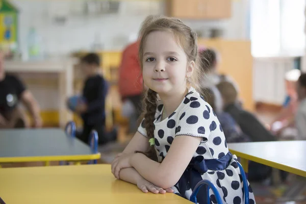 ベラルーシ ゴメル市 2019年4月26日 幼稚園でのオープン日 女子未就学児 6歳の子供の肖像画 彼女の机の上の中学生 — ストック写真
