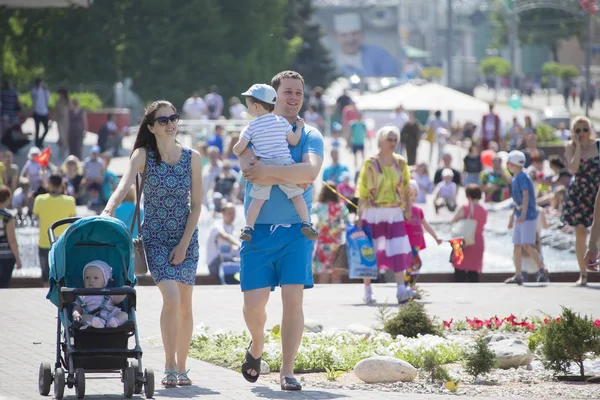 Belarus Cidade Gomel Maio 2018 Dia Vitória Família Jovem Fundo — Fotografia de Stock
