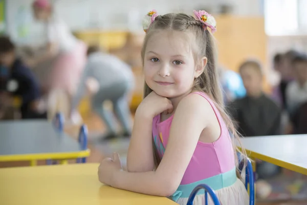 ベラルーシ ゴメル市 2019年4月26日 幼稚園でのオープン日 女子未就学児 6歳の子供の肖像画 彼女の机の上の中学生 — ストック写真