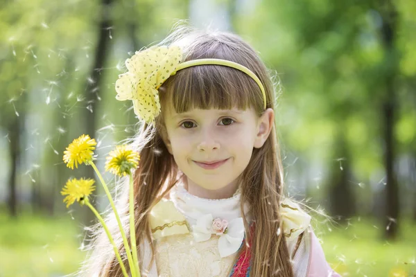 Piękna Dziewczyna Dmuchawcami Portret Pięciolatka Kwiatami — Zdjęcie stockowe