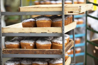 Fırında Paskalya 'lı paletler. Endüstriyel Paskalya pastası üretimi. Fırın.