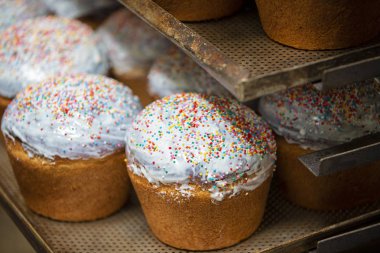 Endüstriyel Paskalya pastası üretimi.