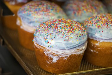 Endüstriyel Paskalya pastası üretimi.